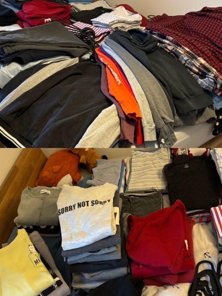 Verschiedene Kleidungsstücke auf einem Bett, ordentlich gestapelt und ausgelegt.