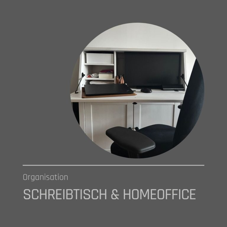Cover Blogbeitrag Organisation Schreibtisch und Homeoffice Schreibtisch mit Monitor, Stuhl und organisiertem Arbeitsbereich für Homeoffice.
