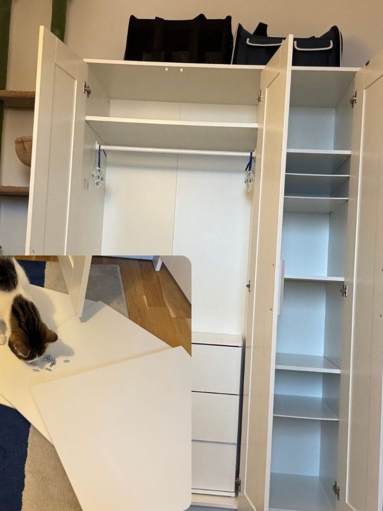 Weißer Kleiderschrank mit offenen Türen und den neuen Regalbrettern.
