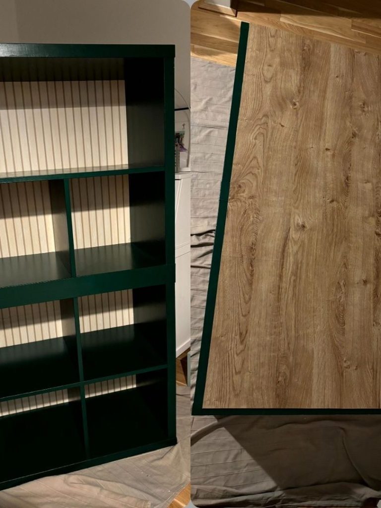 Grünes Bücherregal mit neuer Rückwand, welche vorne und hinten unterschiedlich beklebt wurde - hinten in Holzoptik und vorne mit Streifen